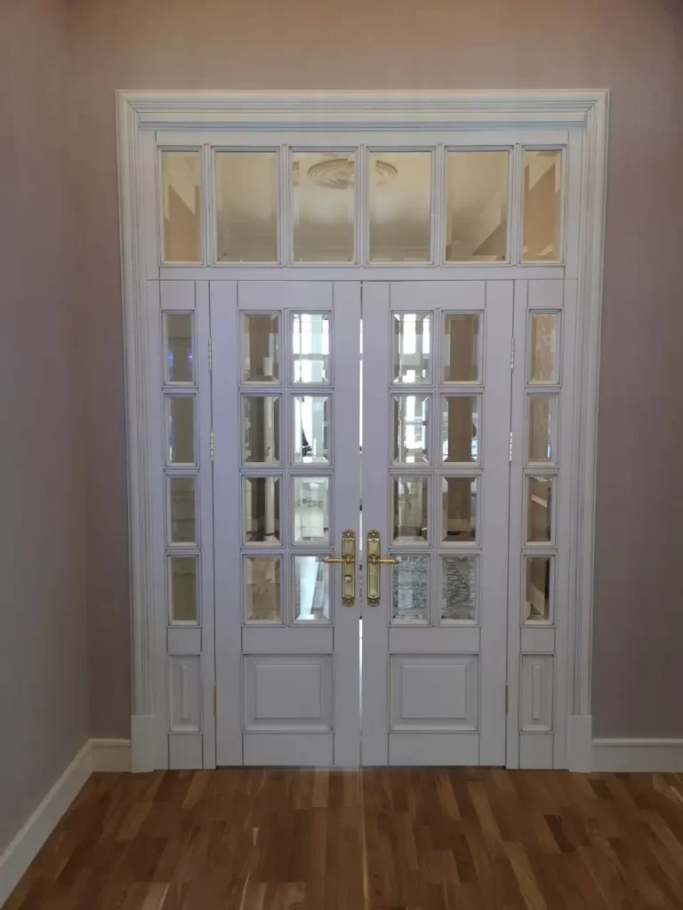 Двери из массива в старинном классическом стиле